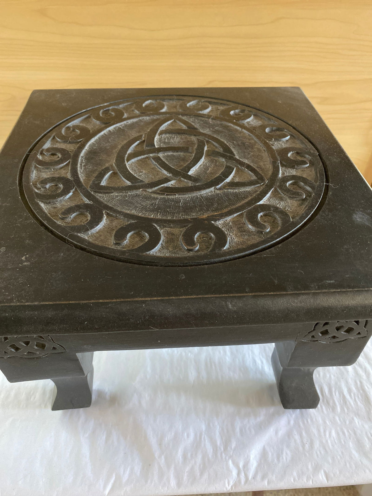 Triquetra Altar Table lg - 